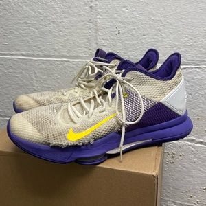 Nike LeBron Witness 4 Sneaker